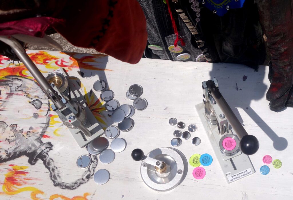 Buttonbeispiele mit Buttonmaschinen und Kreisschneider