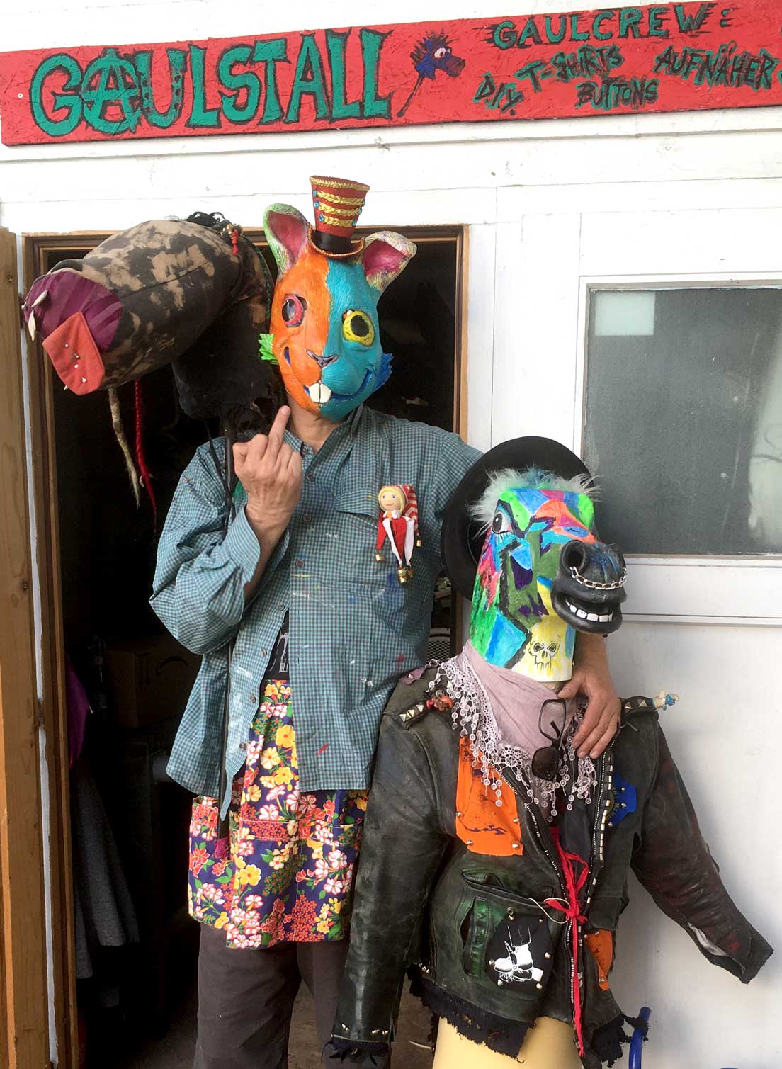 gauldula-gaulibert-hase_01 steckengaul und bunte masken vorm gaulstall