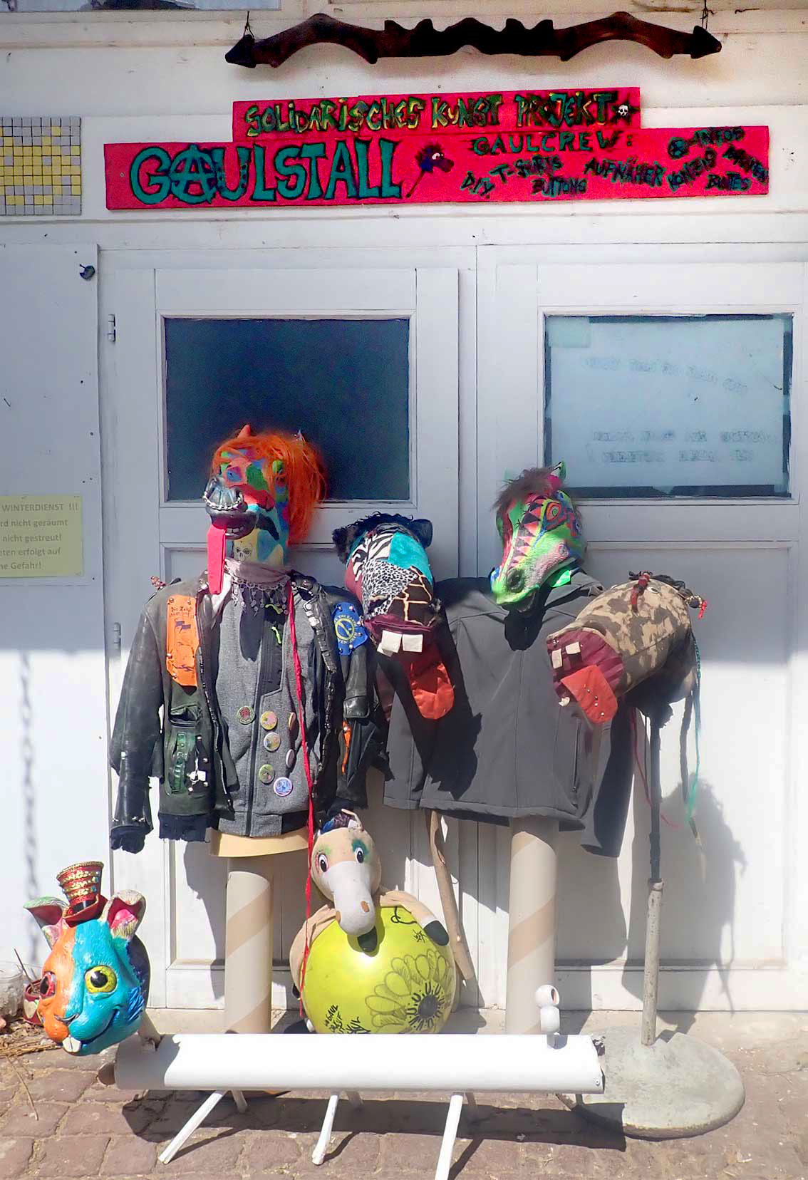 gaulstall-eingang_01_gaulkunst steckengäule und gaulmasken vorm gaulstall